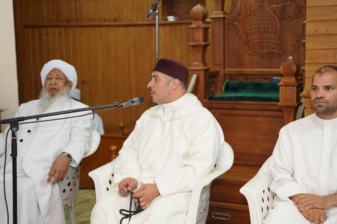 الشيخ الدكتور جابر بغدادى بجوار مفتى الهند أثناء إلقاء فضيلته محاضره بالجامعه الإسلاميه بكيرلا الشيخ الدكتور جابر بغدادى بجوار مفتى الهند أثناء إلقاء فضيلته محاضره بالجامعه الإسلاميه بكيرلا