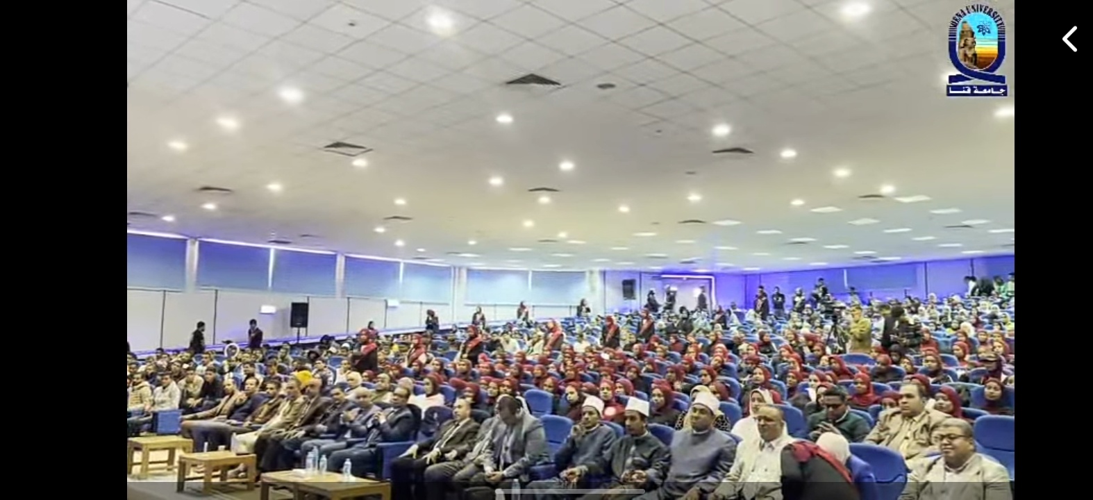 منظر عام لاستوديو جامعة قنا جنوب الوادي الممتلئ بطلاب وأعضاء هيئة التدريس في ندوة الشيخ جابر بغدادي